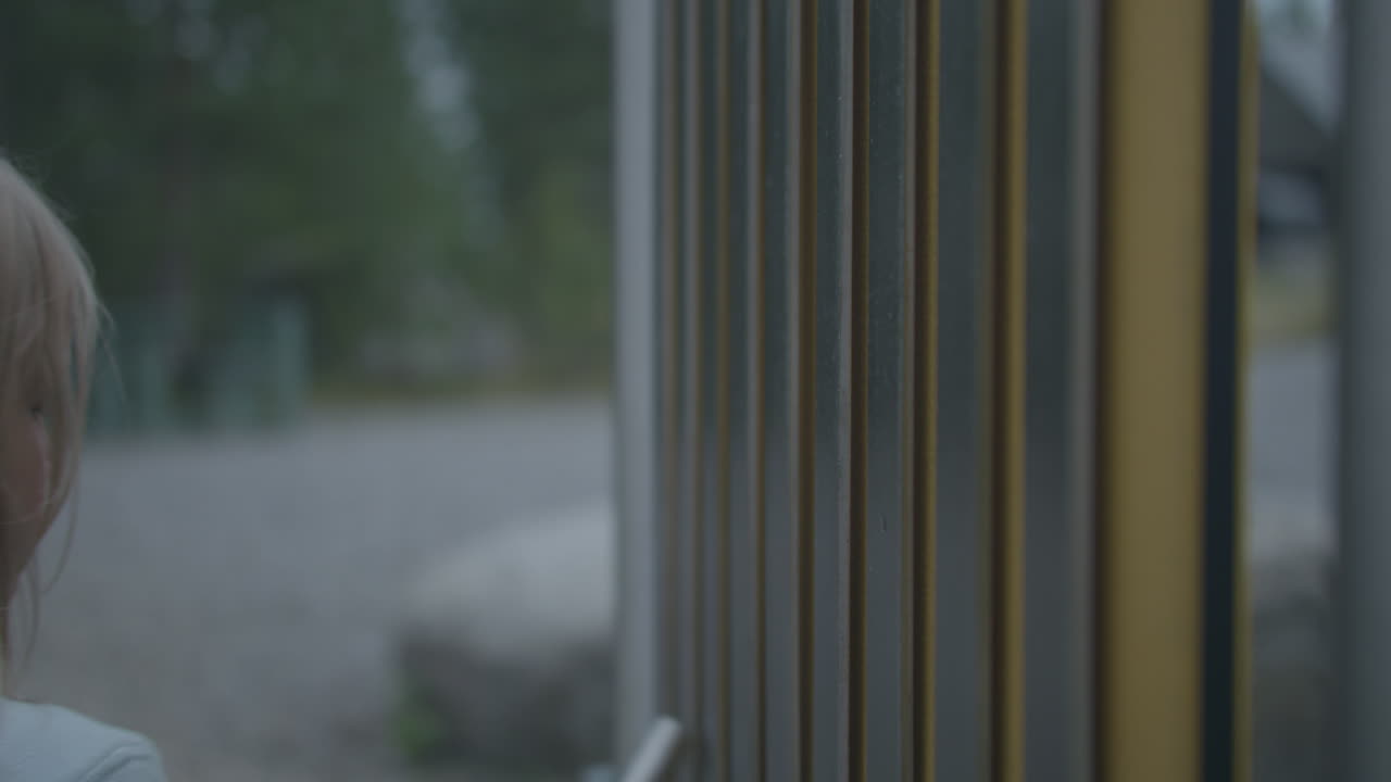 제목: "자연의 멜로디: 소녀가 아름다운 야외 공원에서 절대음으로 실로폰을 연주합니다.