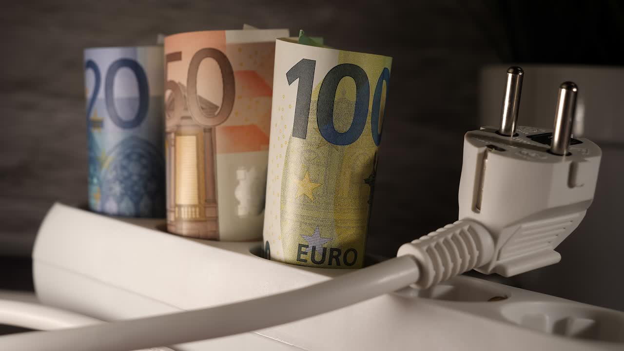 el concepto de alto precio de la energía. dinero. euro en efectivo. enchufe. fotografía de primer plano.
