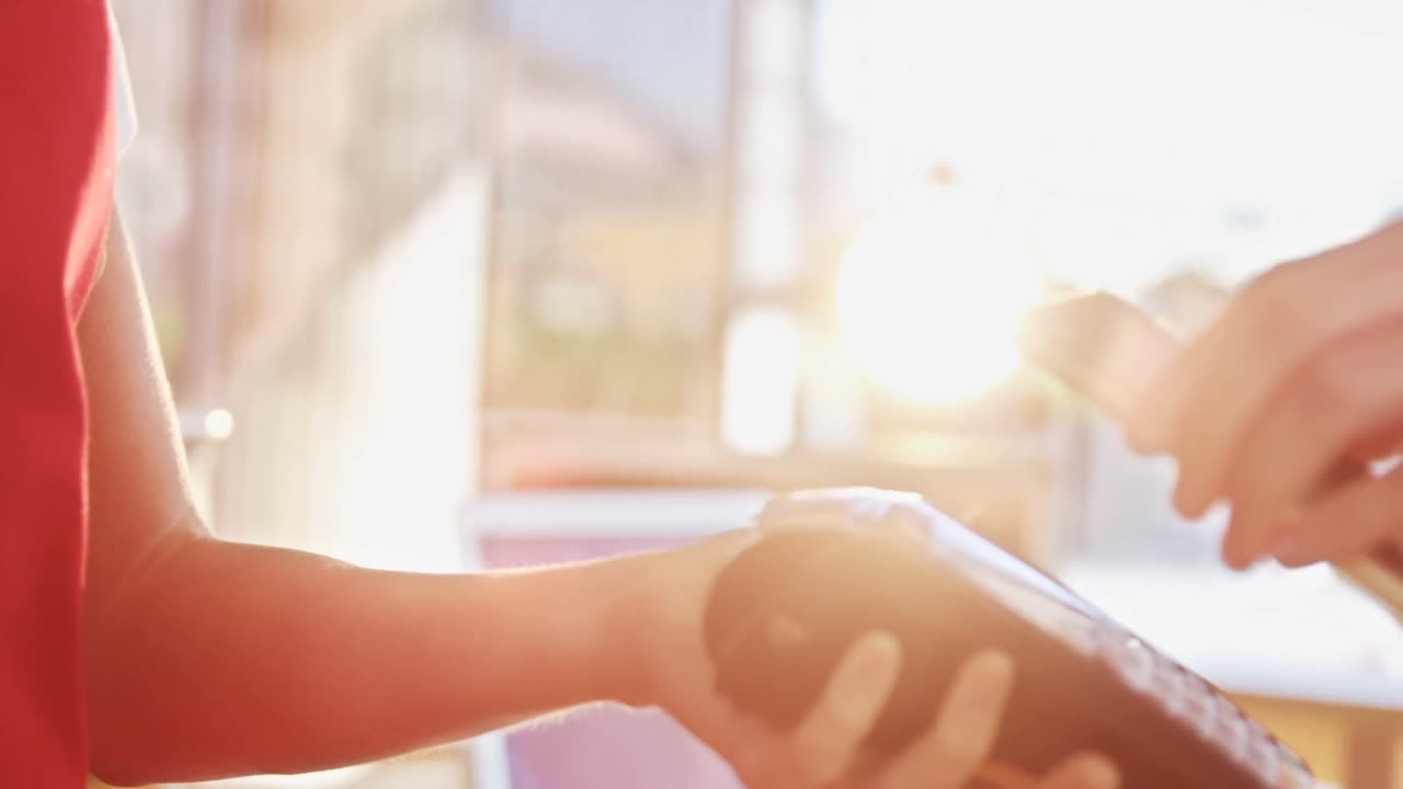 고객은 nfc 기술을 통해 청구서를 지불합니다.