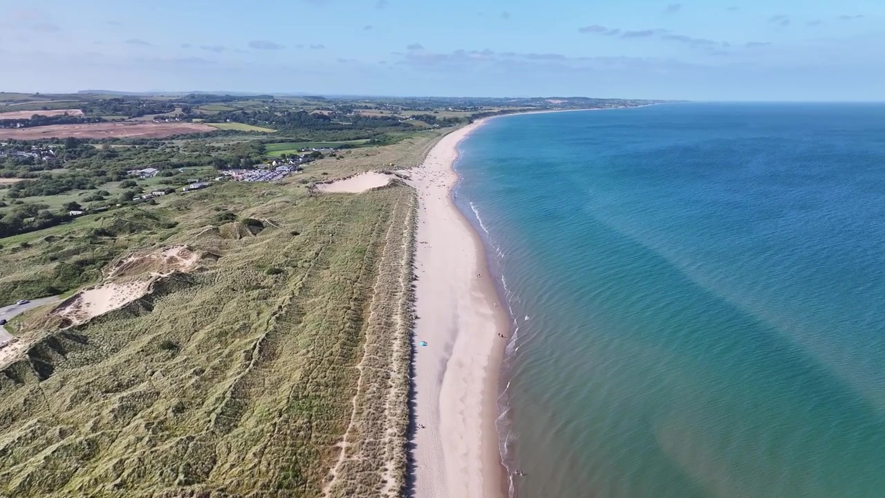 Panoramisk luftfoto over Curracloe Strand og det turkise Irske Hav på en perfekt sommerdag