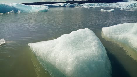 cerca de icebergs en un lago helado