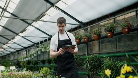 gestión eficiente del inventario con tecnología en una tienda especializada de plantas y flores