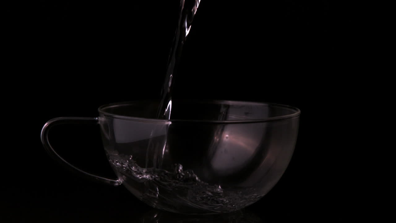 Acqua versata in un bicchiere trasparente