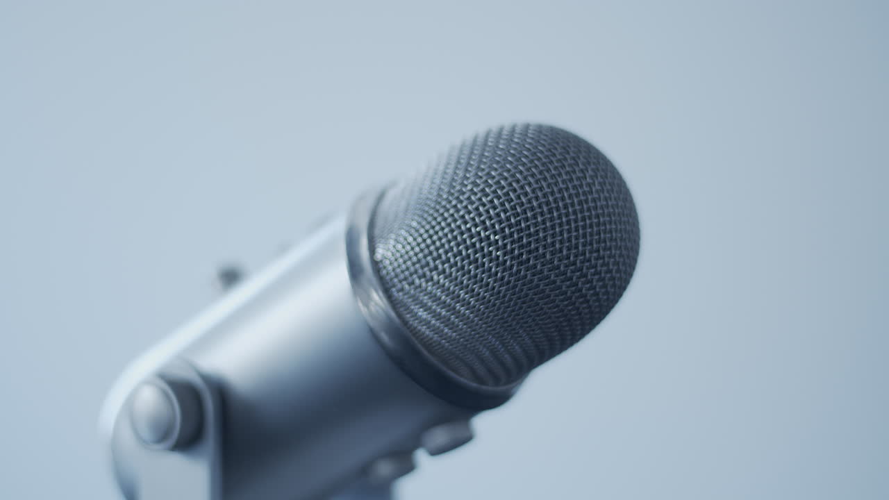 empuje hacia un micrófono 01