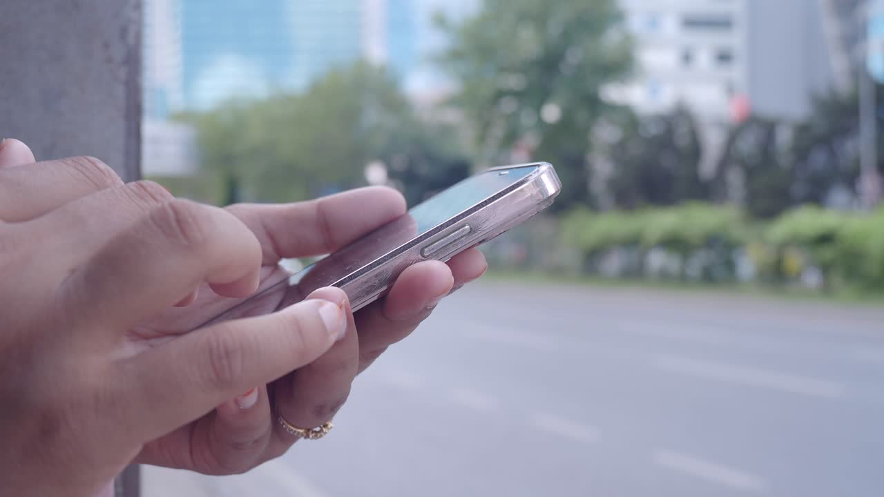 mujer usando teléfono inteligente al aire libre