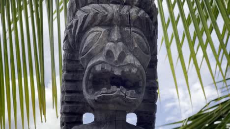 Cinematic-close-up-panning-shot-of-a-tiki-statue-at-Pu'uhonua-O-Honaunau-National-Historical-Park-on-the-Big-Island-of-Hawai'i