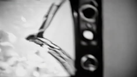 retrato en primer plano de una persona joven, posiblemente una adolescente, con una sudadera rosada, frente a una computadora.
