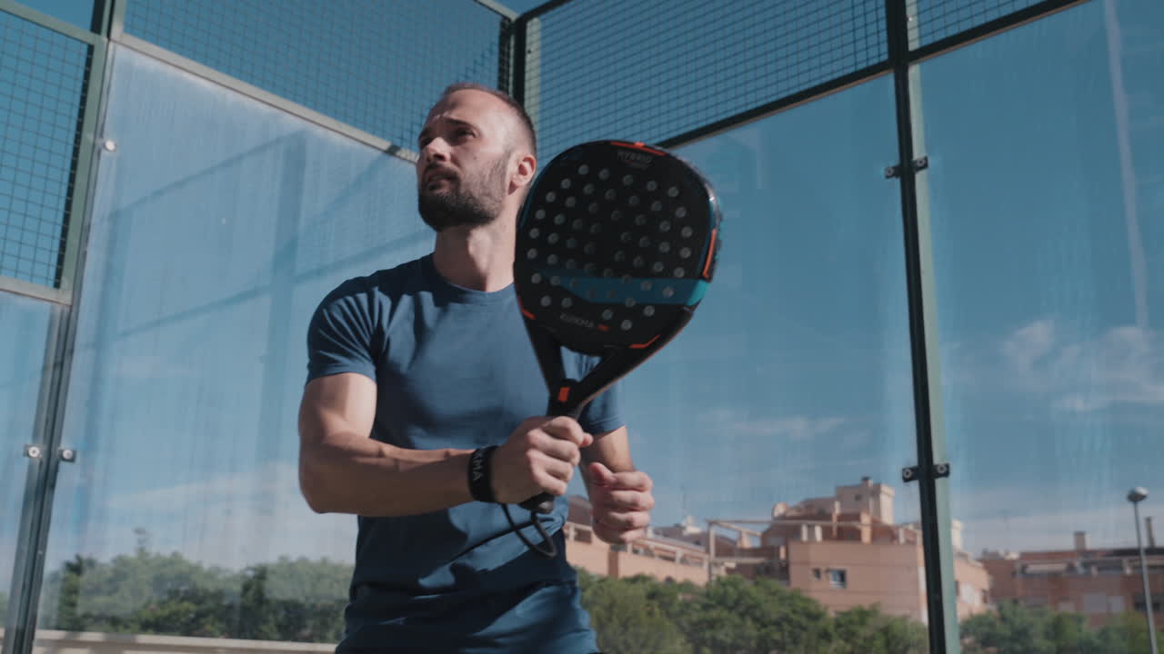 el jugador de tenis de pádel hace un disparo de unidad
