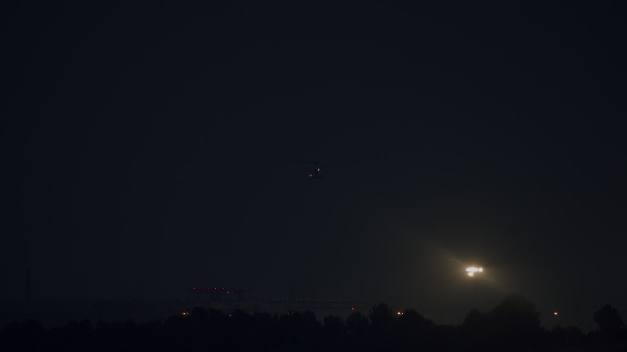 밤에 착륙하는 비행기