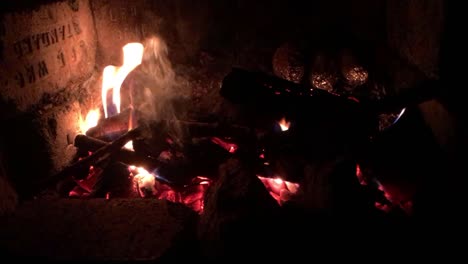 hermoso fuego en horno hecho con ladrillos