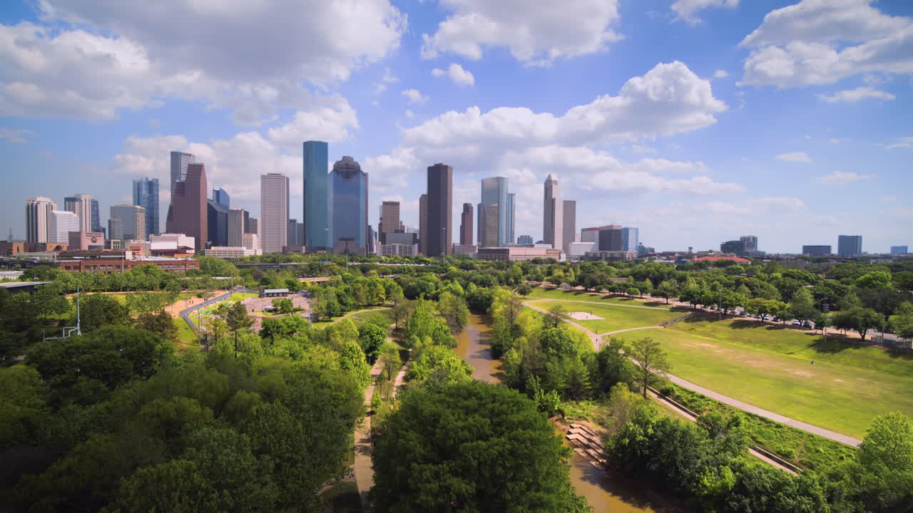 위로 상승하는 드론 은 구름이 많지만 은 날 텍사스 주 휴스턴 시내를 드러니다.