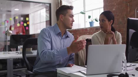 Diversos-Colegas-De-Negocios,-Hombres-Y-Mujeres,-En-Discusión-En-El-Trabajo