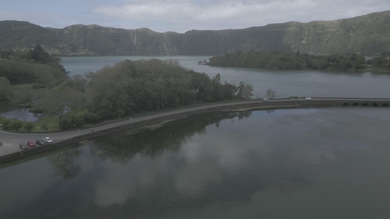 lago sete cidades con una carretera curvada alrededor del agua tranquila y exuberantes colinas verdes en el fondo