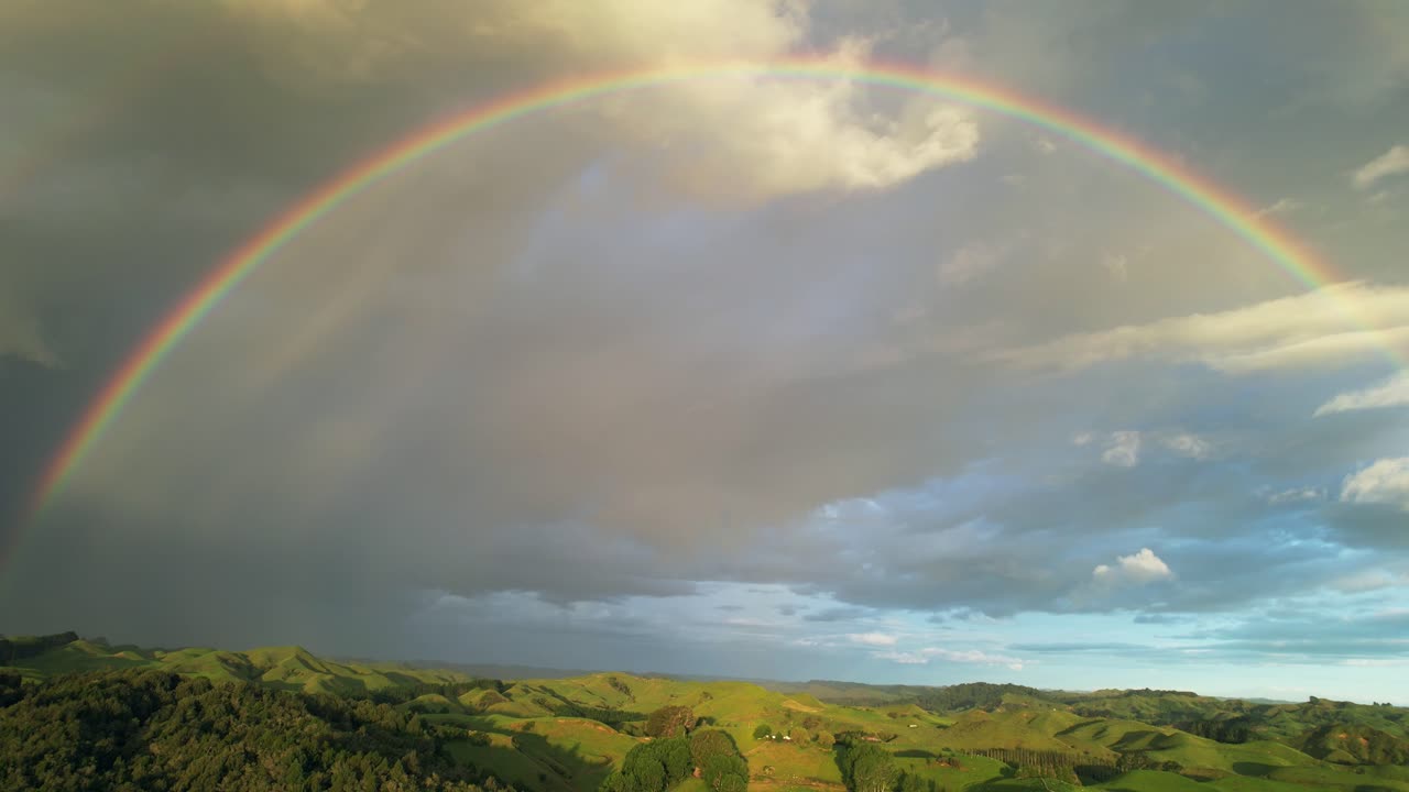 arco iris doble en el cielo cambiante sobre colinas verdes en nueva zelanda
