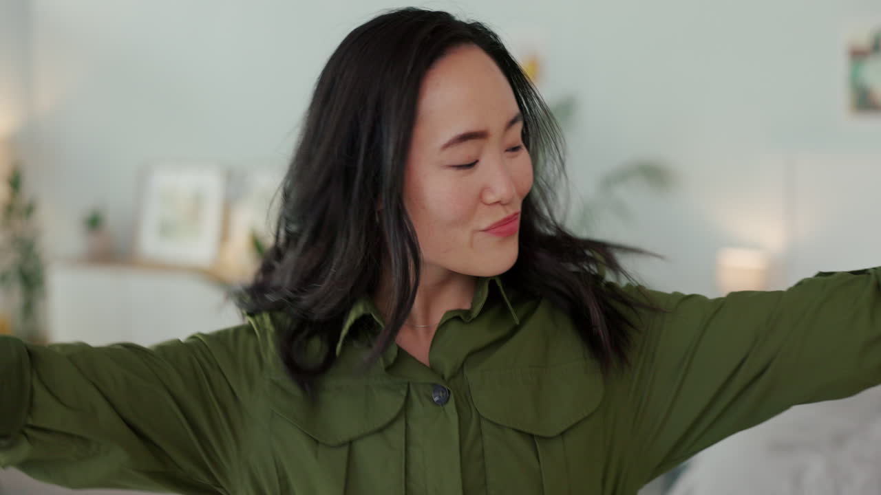 여성, 행복하고 에너지로 춤을 추고