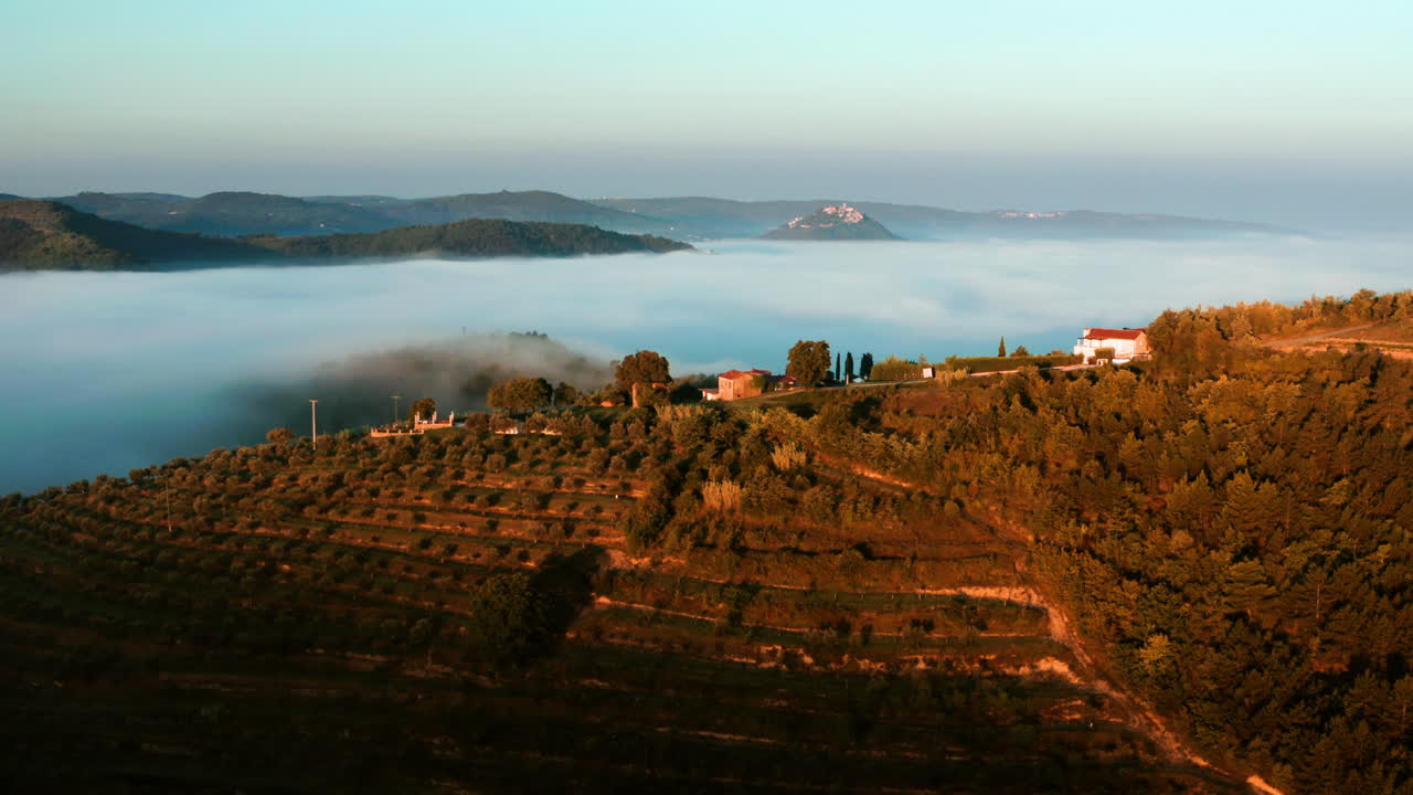 mar de nubes sobre el condado de istria al amanecer desde una colina en croacia