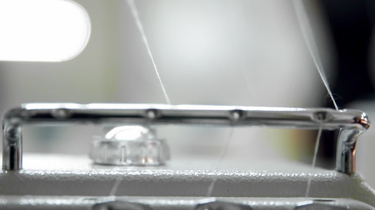 바느질 기계 에 가까이 가서 과정 을 보여 주는 것