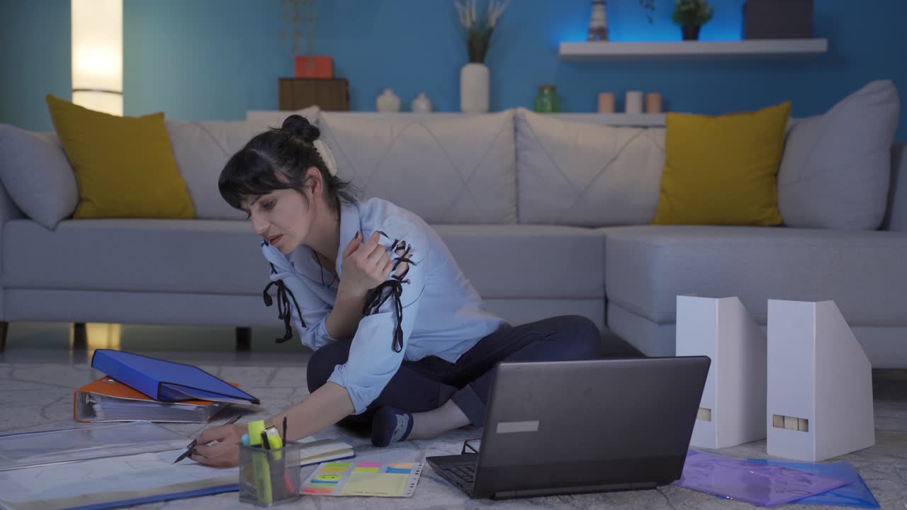 trabajadora de oficina en casa, mujer calculando cosas.