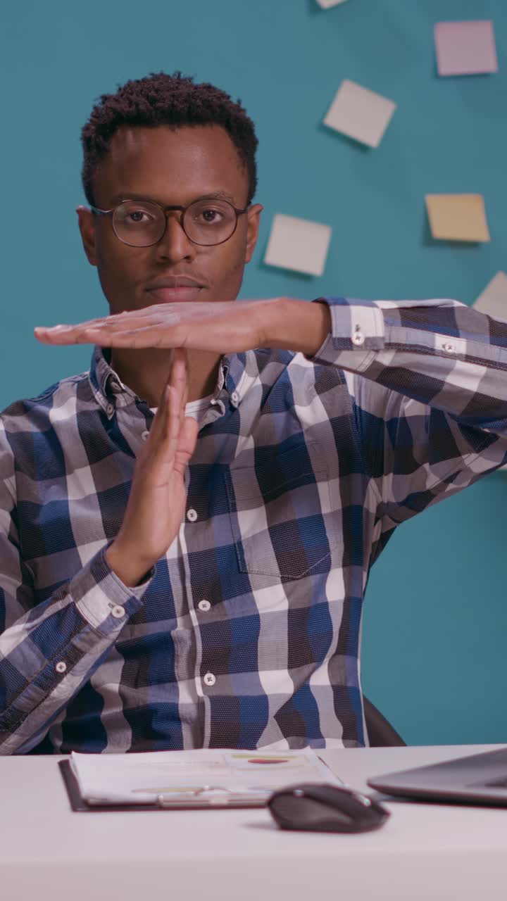 hombre trabajando en el escritorio