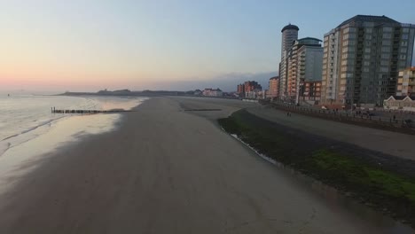 antena: el bulevar, la playa y la ciudad de vlissingen durante la puesta de sol
