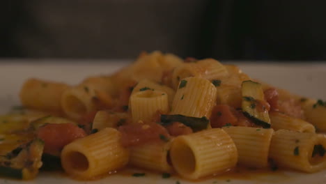 comiendo un delicioso plato de pasta