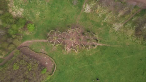 escultura en vivo de la catedral de sauce de 4k hecha de sauces en taunton somerset, drone de 60fps moviéndose hacia arriba sobre la catedral del árbol