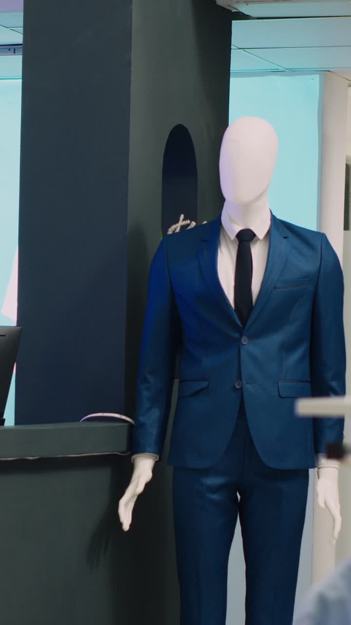 Video verticale: negozio moderno e alla moda con vestiti appesi