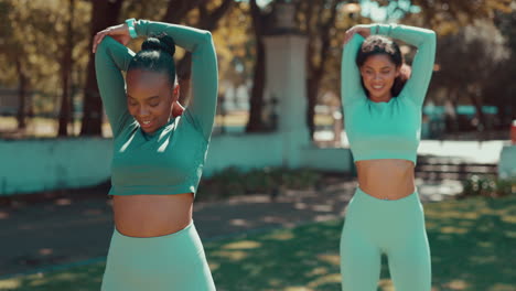 mujeres, amigos y fitness en el parque