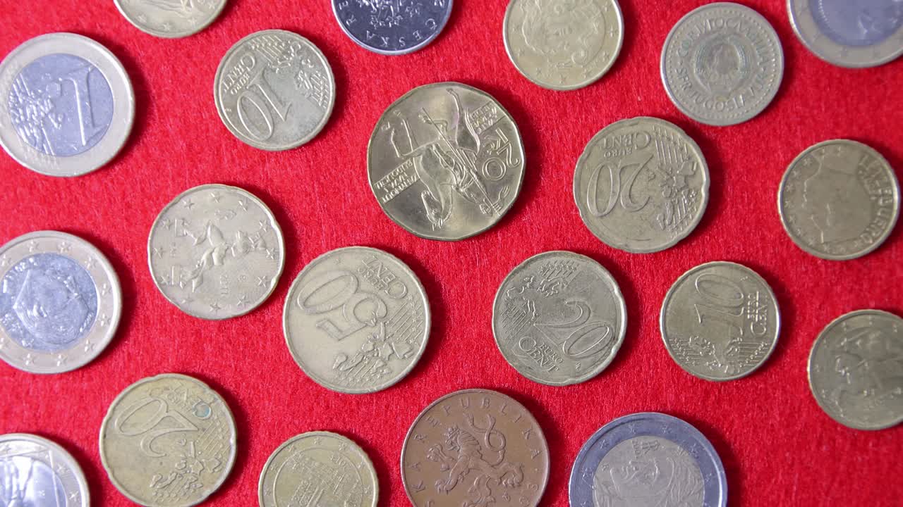 patrón de monedas europeas en un paño rojo, vista de arriba, primer plano, concepto de circulación monetaria