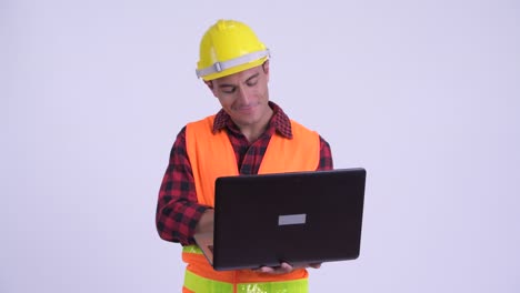 joven y guapo hombre hispano trabajador de la construcción