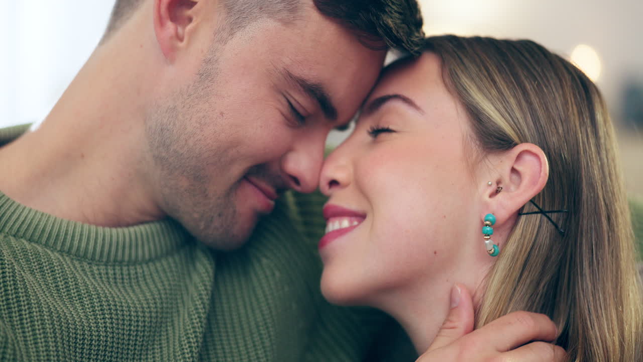 pareja, frente toque y abrazo con confianza