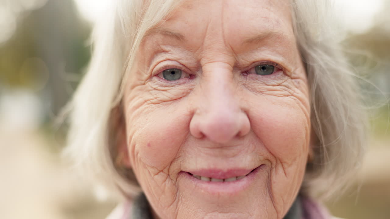 feliz, mujer mayor y retrato con zoom en el parque