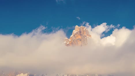 increíble lapso de tiempo de cimon della pala con nubes en movimiento, cordillera de dolomita