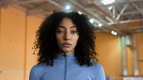 Mujer-En-Una-Pista-De-Atletismo