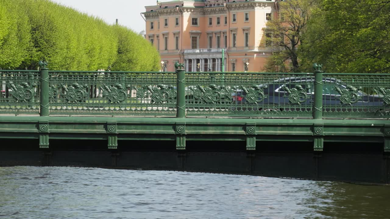 el coche pasa por un hermoso puente antiguo en la histórica ciudad de san petersburgo.