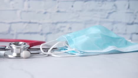 equipamentos médicos e máscaras faciais