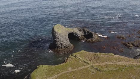 Vista-Aérea-De-Las-Pilas-De-Mar-Y-El-Punto-De-Vista-De-Raudanes-Durante-El-Día-En-Islandia