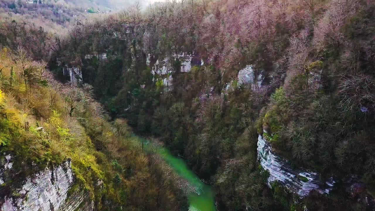 Vista aerea di un fiume nel canyon