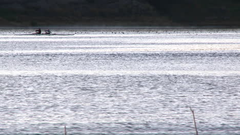 Zwei-Leute-Rudern-Einen-Doppelzweier-Bei-Sonnenaufgang-Auf-Dem-Lake-Casitas-In-Oak-View,-Kalifornien