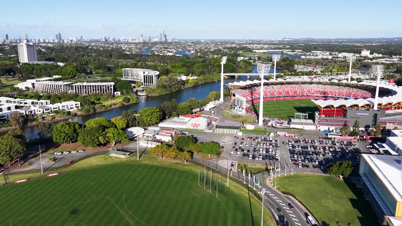 Vista aerea di uno stadio sportivo e delle aree verdi circostanti