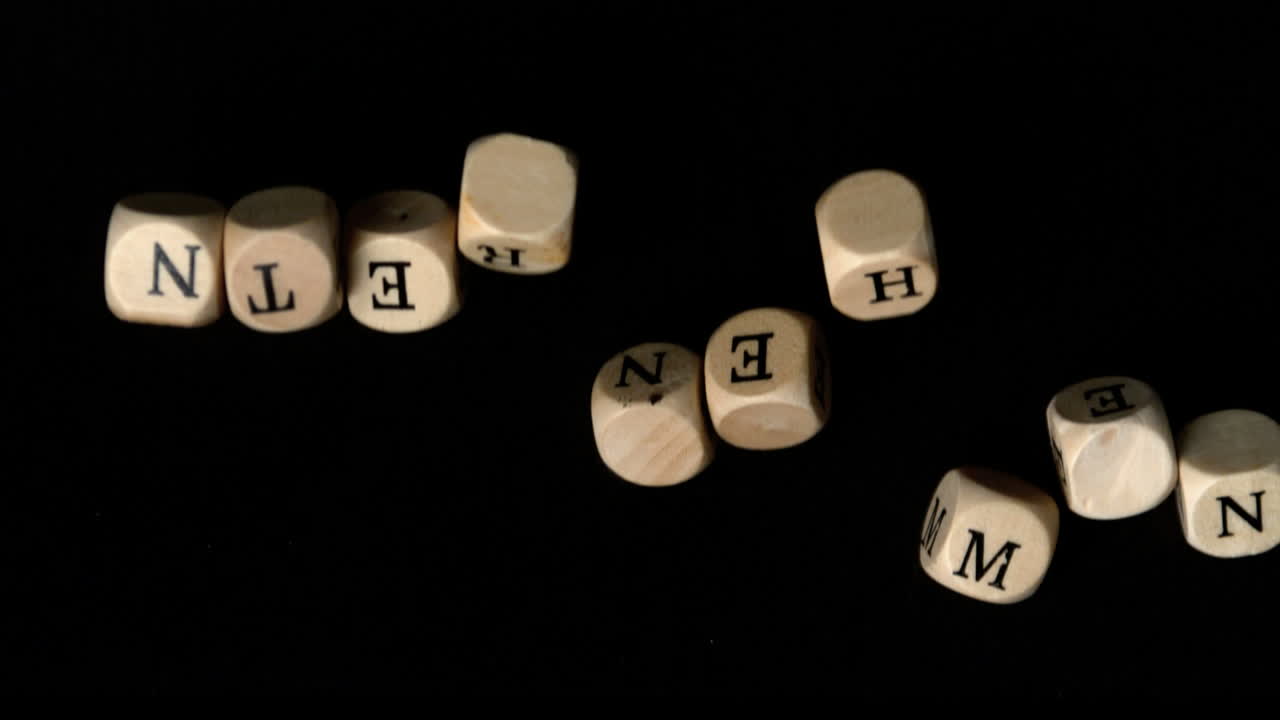 los dados de la empresa caen juntos.