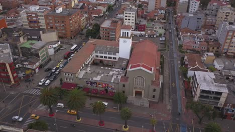 barrio del centro de bogotá, iglesia colonial de bogotà, centro turístico y artístico