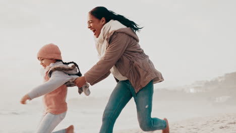 un abrazo y una madre y su hijo jugando en la playa