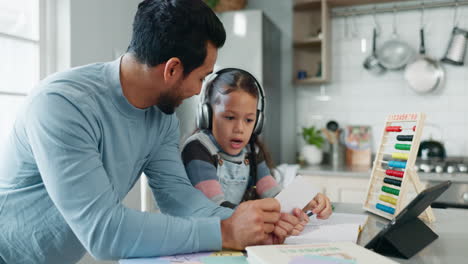 Ayuda-Escolar-En-Casa,-Papá-Y-Niño-Con-Tableta