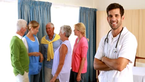 el doctor sonriente con los brazos cruzados
