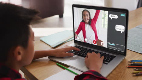 escolar que usa una computadora portátil para la lección en línea en casa, con su colega y el chat web en la pantalla