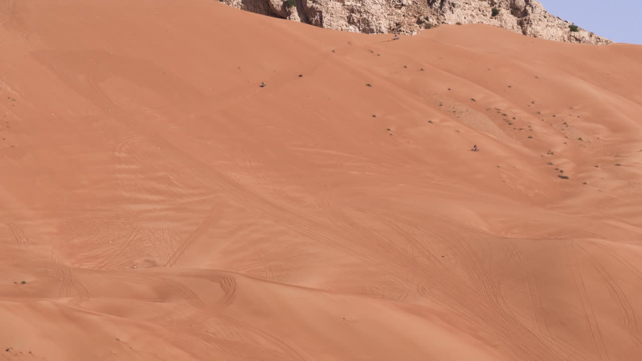 아랍 에미레이트 샤르자의 화석 암석에 있는 붉은 사막 모래 언덕에서의 극단적인 오프로드 경험 - 와이드 샷