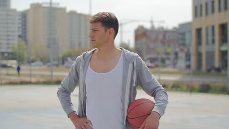 retrato de un joven atractivo con baloncesto