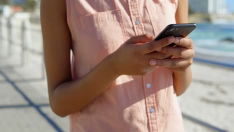 primer plano de una mujer usando un teléfono móvil cerca de las barandillas 4k
