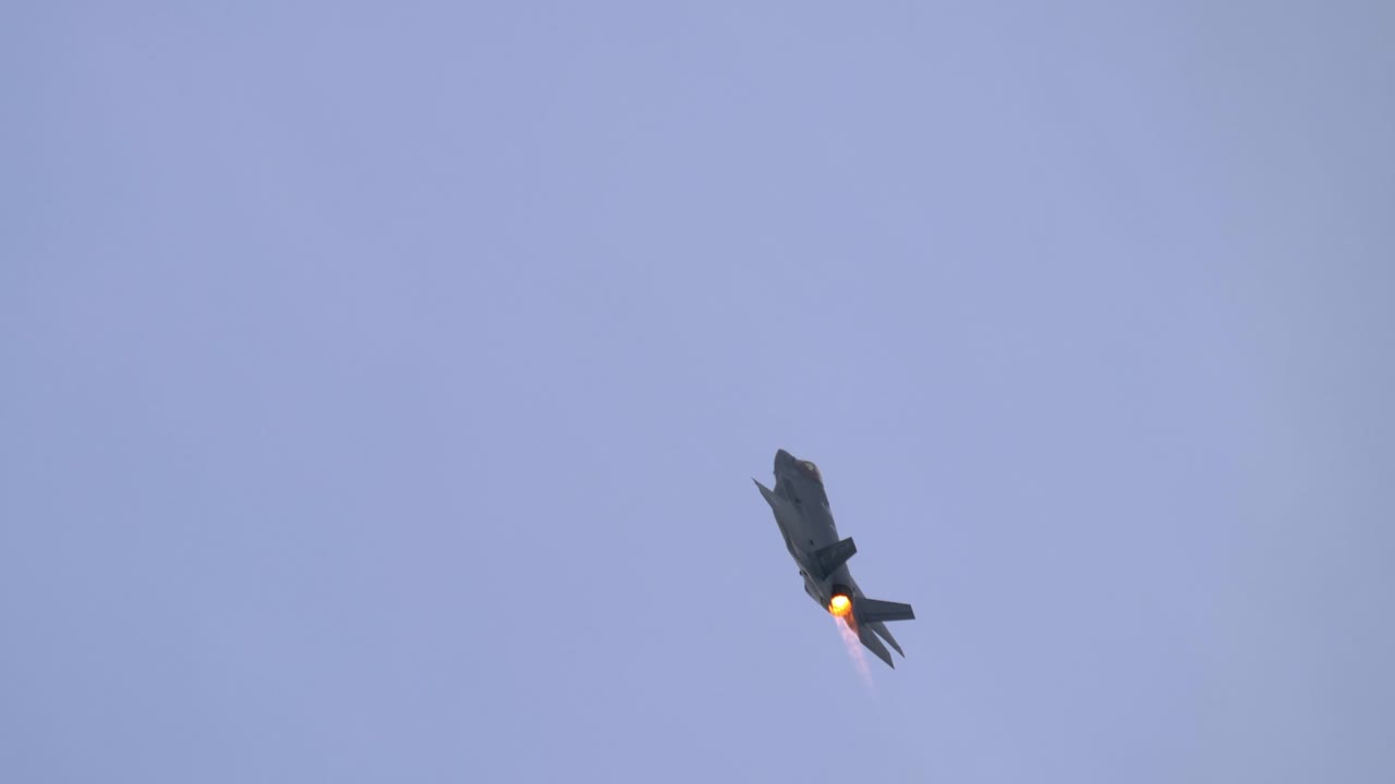 el avión de combate f-35 lightning ii en una subida empinada con el postcombustión completo